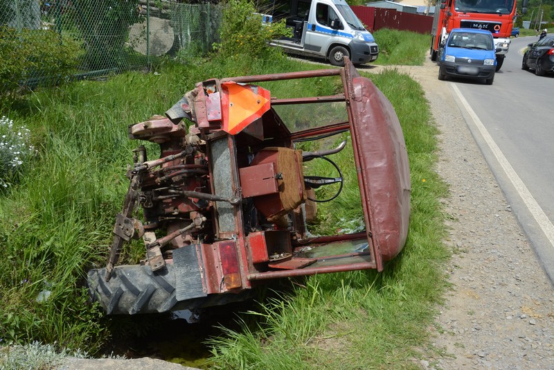 Uderzenie ciężarówki zepchnęło traktor do rowu. Jedna osoba ranna [ZDJĘCIA] - Zdjęcie główne