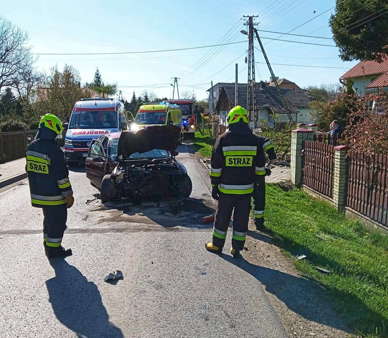 Uderzył w samochód, a później roztrzaskał się o ogrodzenie. Dwie osoby ranne [FOTO] - Zdjęcie główne