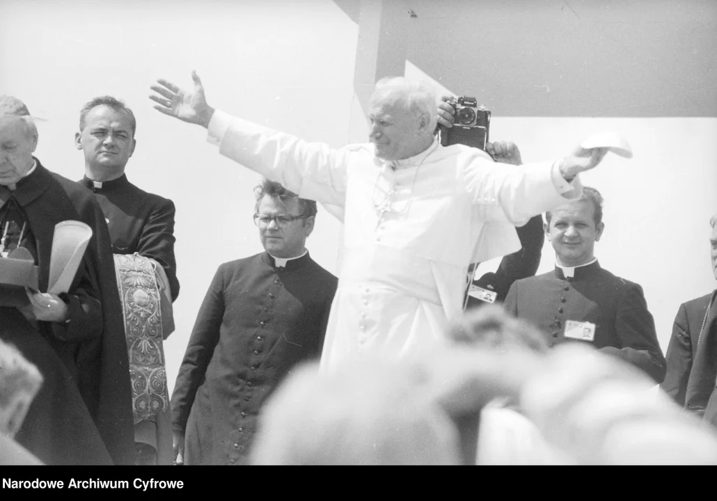 Papież Jan Paweł II w Polsce. Zobacz archiwalne fotografie z wizyt Ojca Świętego w swojej ojczyźnie [ZDJĘCIA] - Zdjęcie główne