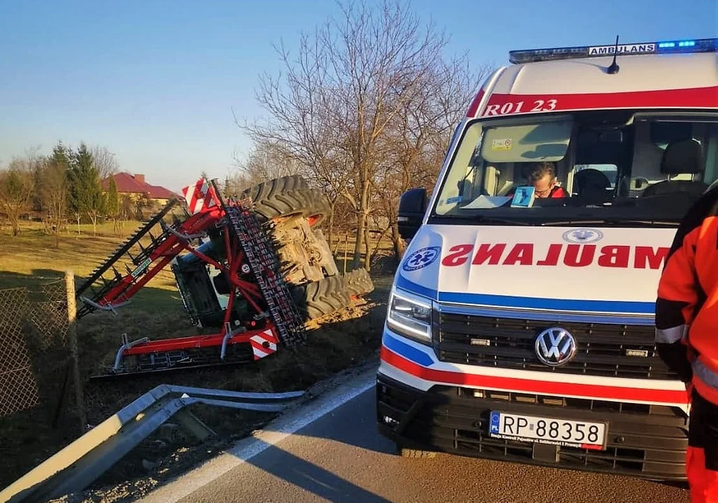 Wypadek w Jarosławiu. Samochód osobowy zderzył się z ciągnikiem rolniczym. Jedna osoba ranna [ZDJĘCIA] - Zdjęcie główne