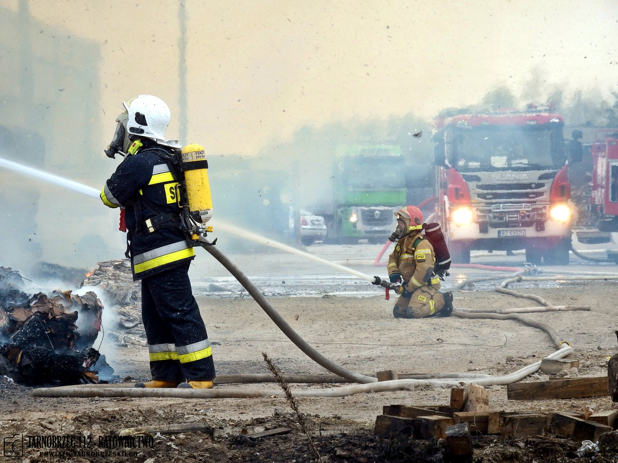 Pożar składu makulatury