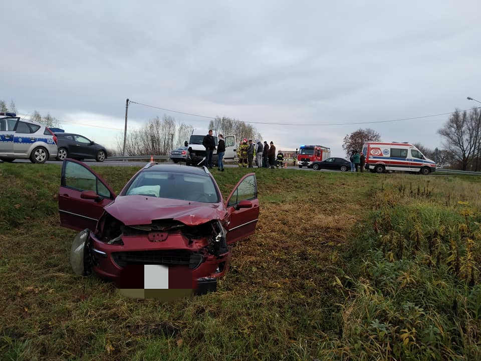 Wymuszenie pierwszeństwa było kosztowne. Auto zostało zepchnięte z drogi! - Zdjęcie główne