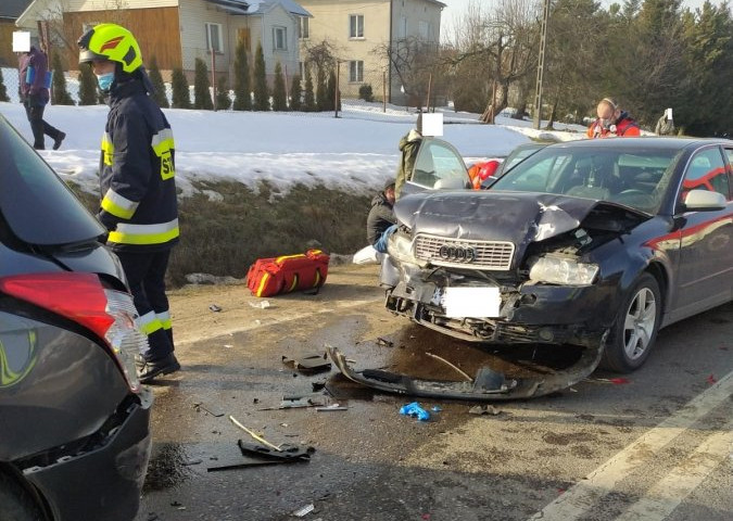 Zderzenie osobówek. Kierowca peugeota trafił do szpitala - Zdjęcie główne