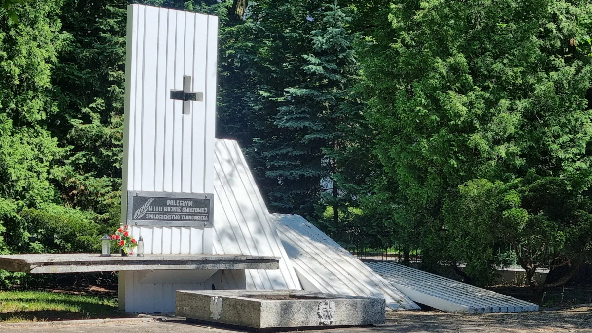 Remont pomnika i jego otoczenia na cmentarzu wojennym w Tarnobrzegu [ZDJĘCIA] - Zdjęcie główne