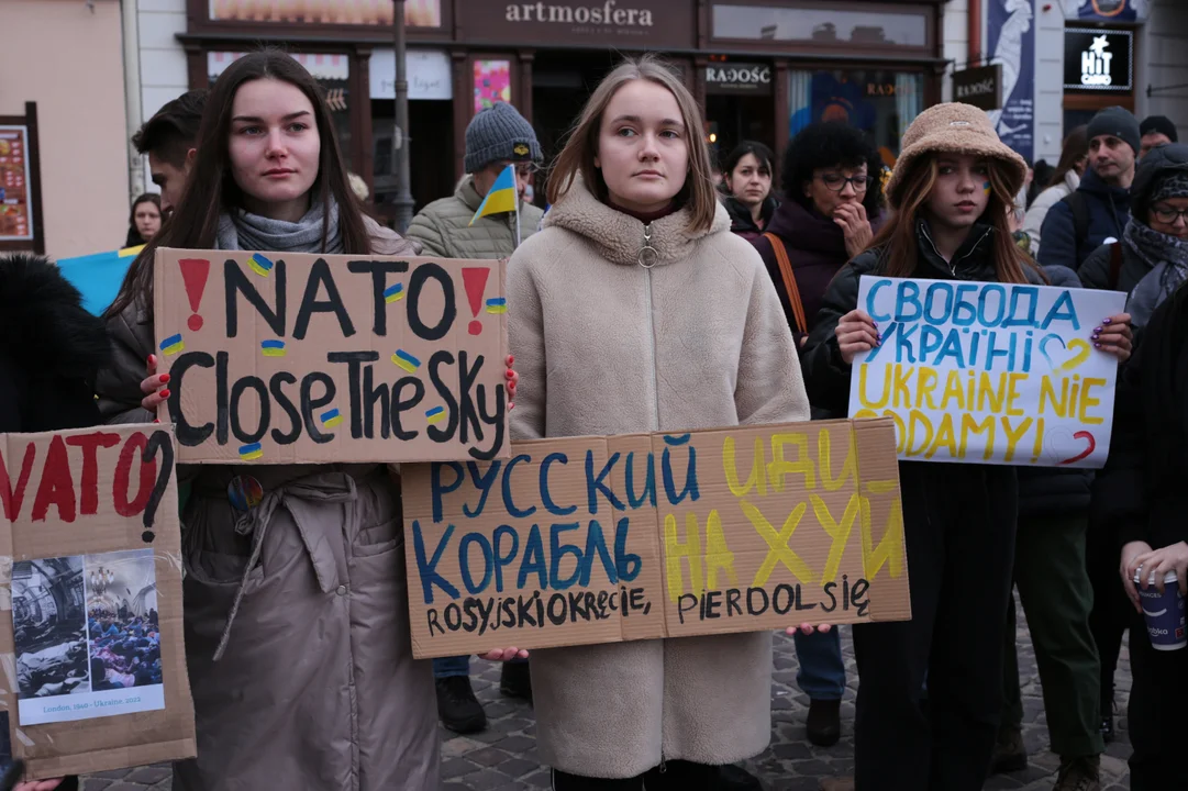 Rzeszów protestuje przeciwko wojnie w Ukrainie. "Putin? To szaleniec. Morderca i terrorysta" [ZDJĘCIA] - Zdjęcie główne