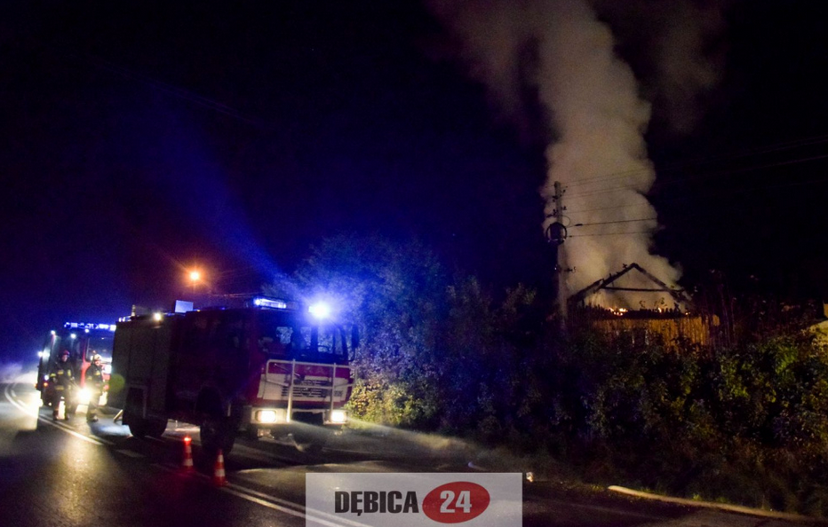 Dom w ogniu. W środku mogą być ludzie! Blokada drogi! [AKTUALIZACJA FOTO] - Zdjęcie główne