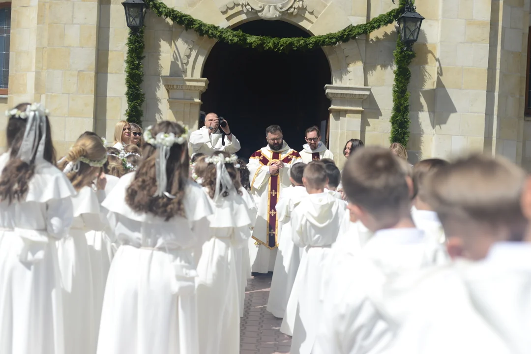 Pierwsza Komunia Święta w Klasztorze Ojców Dominikanów w Tarnobrzegu. Zobacz zdjęcia [WIDEO] - Zdjęcie główne