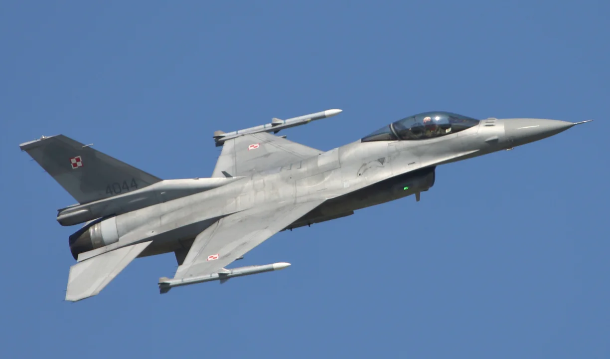 F-16 i samolot wczesnego ostrzegania nad głowami mieszkańców Podkarpacia i regionu sandomierskiego - Zdjęcie główne