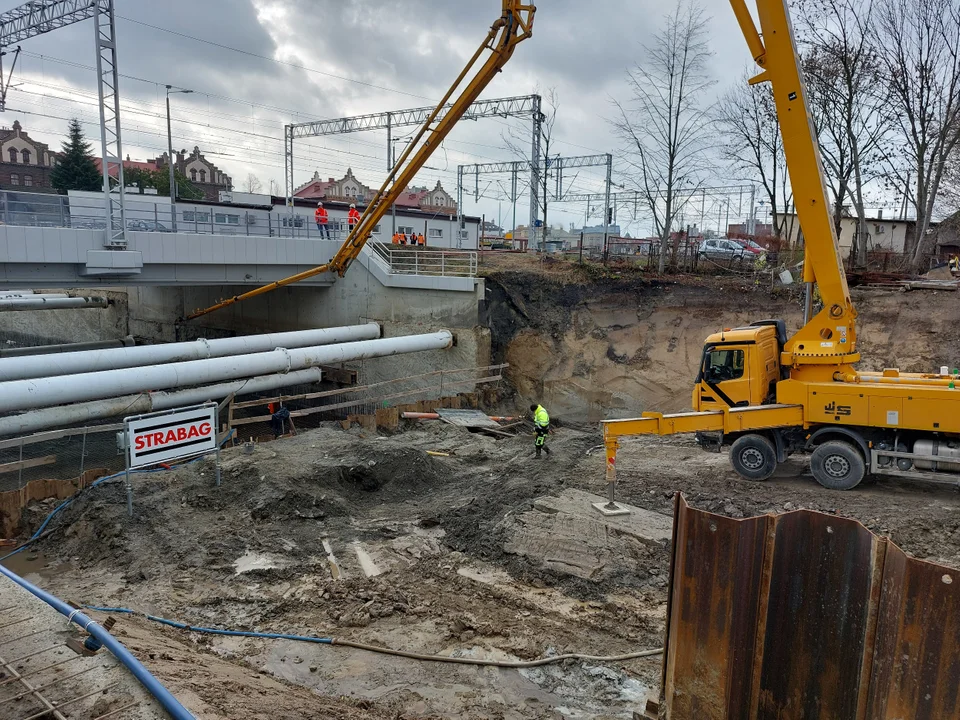 Przebudowa wiaduktu na ul. Batorego w Rzeszowie. Trwa wielkie betonowanie, w ruchu jest 16 betoniarek [ZDJĘCIA] - Zdjęcie główne