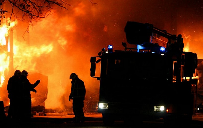 60 strażaków gasiło pożar hali - Zdjęcie główne
