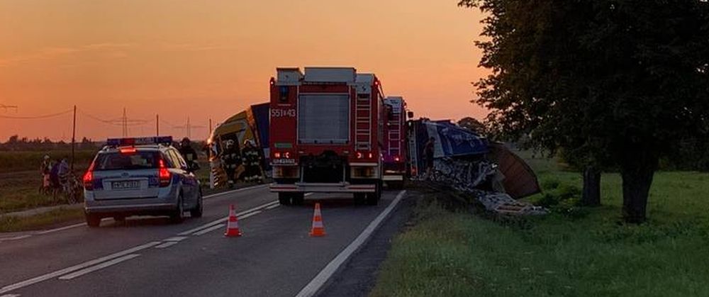 TIR przewrócił się na drogę krajową numer 77 - Zdjęcie główne