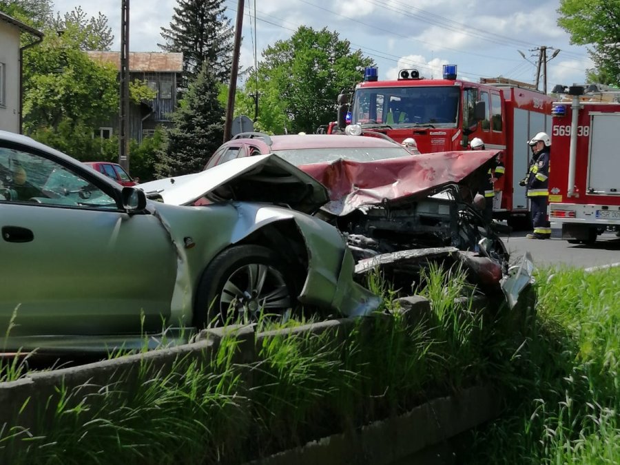 Policja o wypadku w Twierdzy. Zderzyły się ze sobą trzy pojazdy [ZDJĘCIA] - Zdjęcie główne