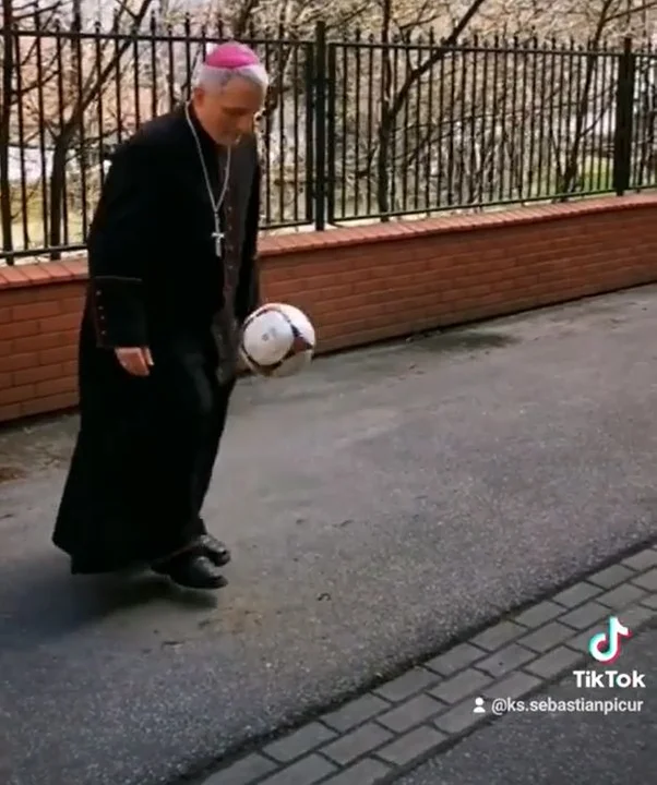 Biskup Pomocniczy Archidiecezji Przemyskiej ksiądz Stanisław Jamrozek w trakcie piłkarskiego wyzwania.