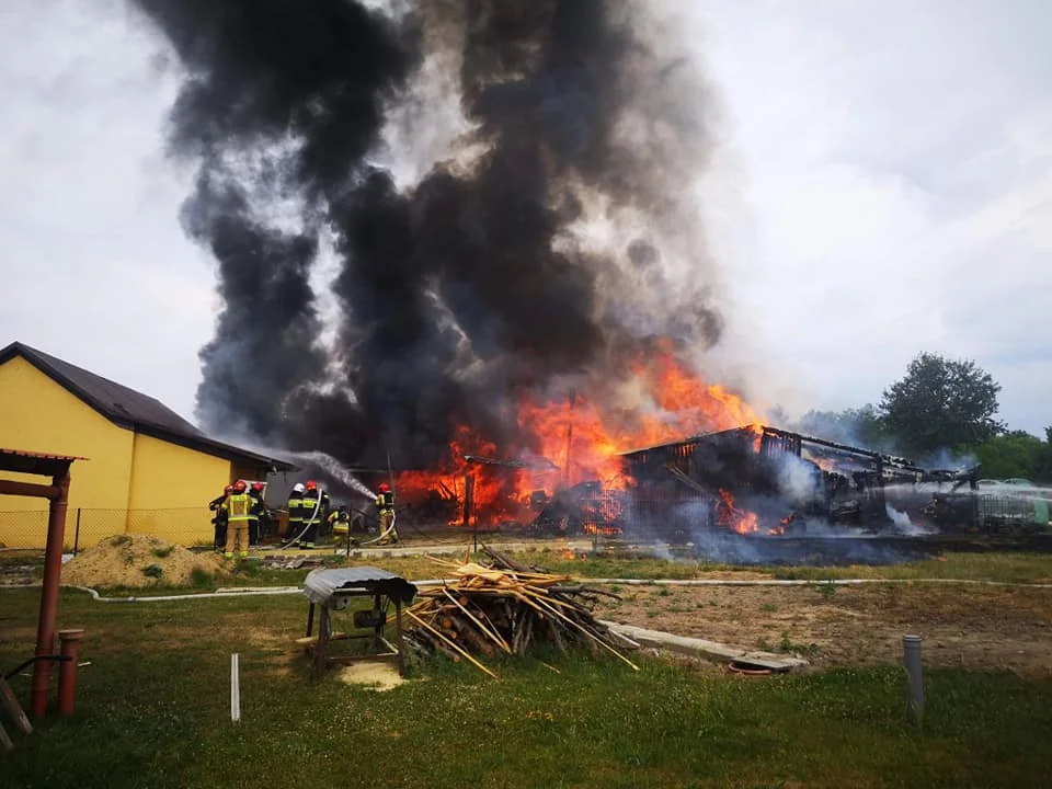 Potężny pożar w regionie. Kilka budynków gospodarczych w ogniu 