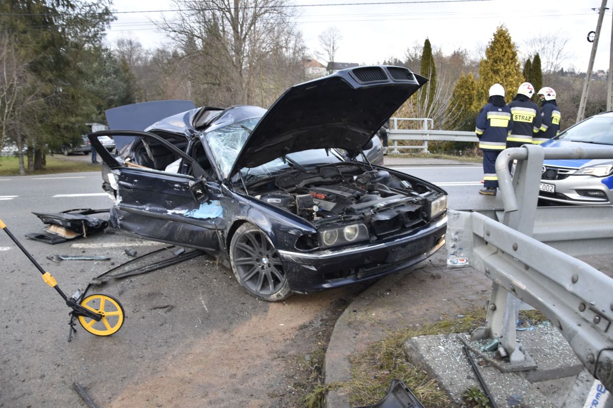 18-latkowie rozbili się BMW. Przyleciał śmigłowiec LPR - Zdjęcie główne