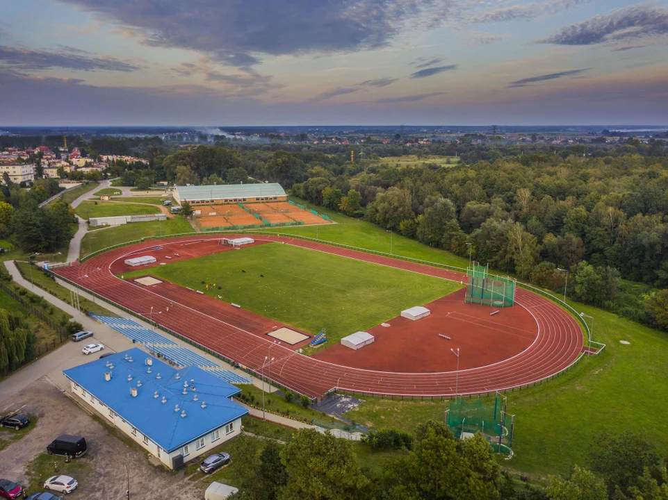 Kolejna wielka inwestycja sportowa w regionie. Powstanie Podkarpackie Centrum Tenisa i rozbudowany zostanie stadion lekkoatletyczny w Stalowej Woli - Zdjęcie główne