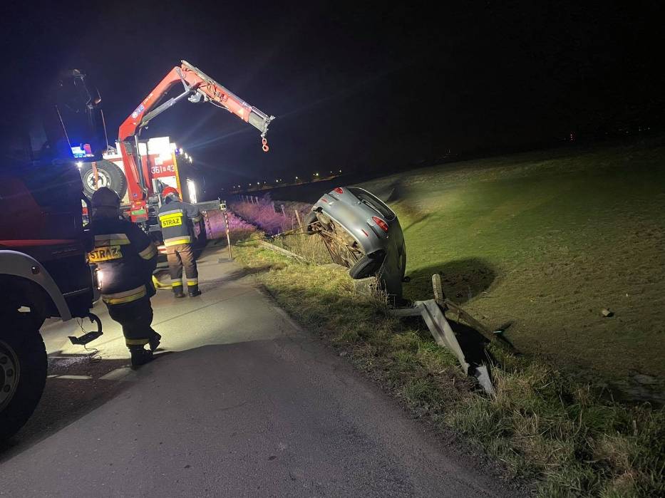 Samochód zawisł na  ogrodzeniu [FOTO] - Zdjęcie główne