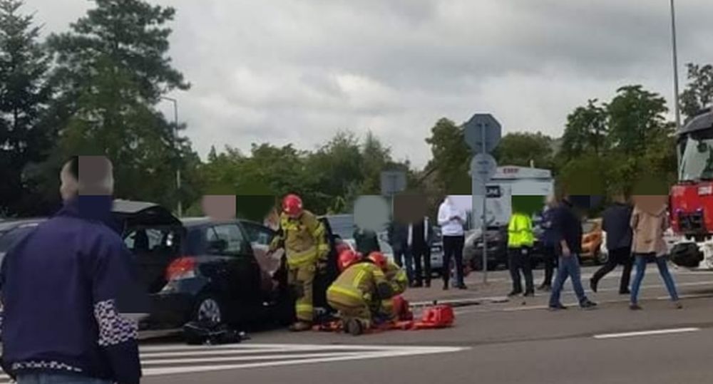 Wypadek w centrum Mielca! Jedna osoba zakleszczona w aucie! - Zdjęcie główne