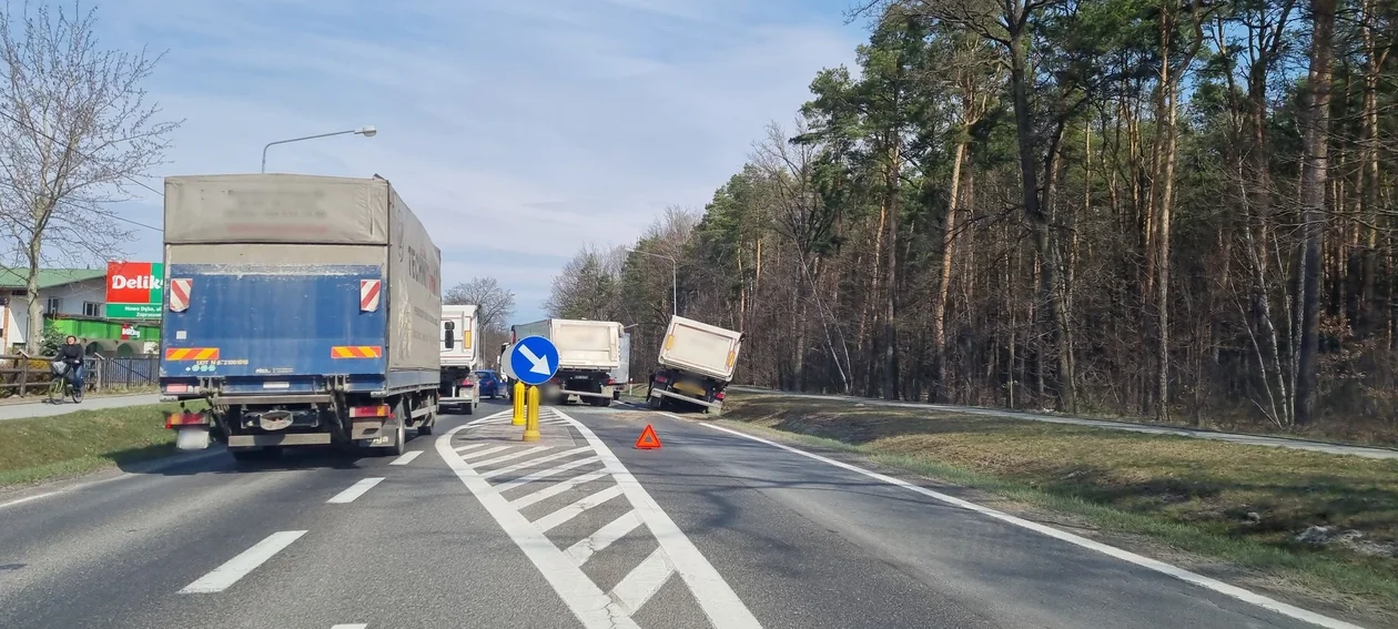 Stłuczka na DK9 w Nowej Dębie. 