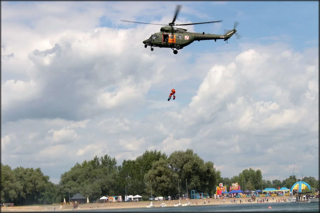Helikopter, człowiek w wodzie i służby w akcji. Zobacz fotografie z ćwiczeń nad Jeziorem Tarnobrzeskim [ZDJĘCIA] - Zdjęcie główne