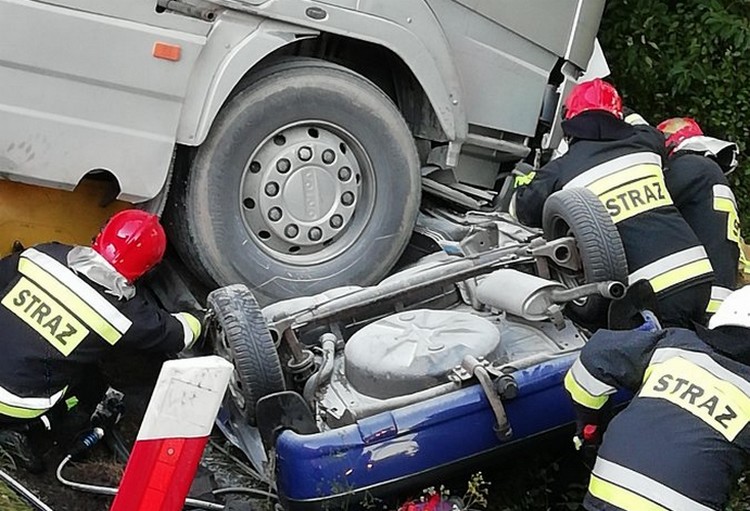Zobacz te zdjęcia! Auto zmiażdżone na trasie Ropczyce - Mielec [FOTO] - Zdjęcie główne