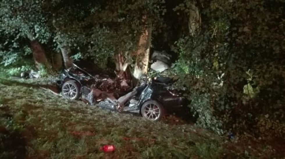 BMW wypadło z drogi i rozbiło się o drzewo. Zginął młody kierowca i pasażer [FOTO] - Zdjęcie główne