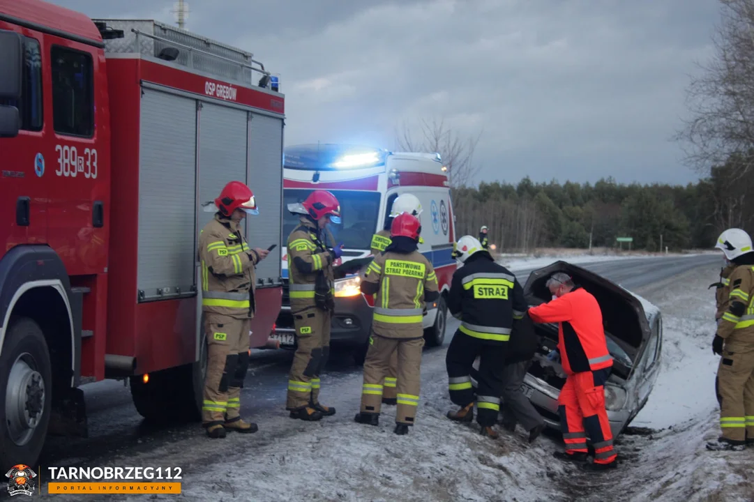 Oblodzone drogi, auta w rowach. Trudna sytuacja na podkarpackich drogach. Kolejny alert pogodowy [RAPORT, ZDJĘCIA] - Zdjęcie główne