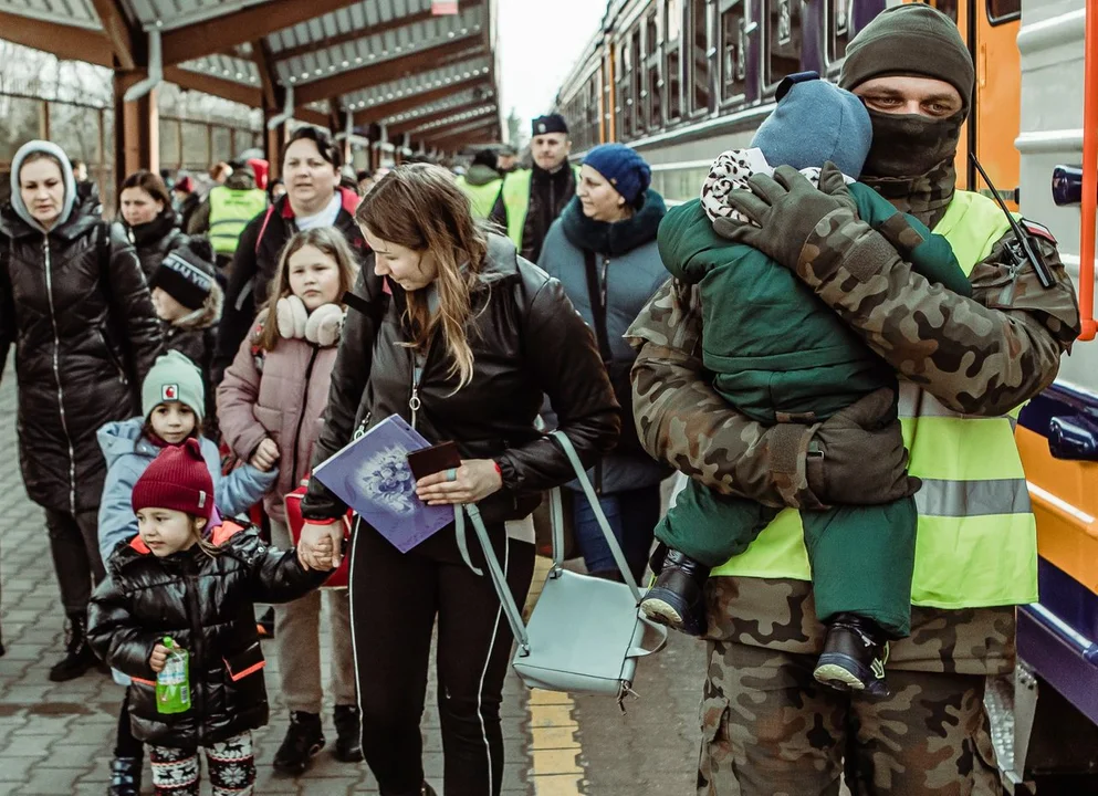 Bezpłatna opieka medyczna, wolny rynek pracy, zasiłki. Rząd zapowiada specustawę o pomocy dla uchodźców  - Zdjęcie główne