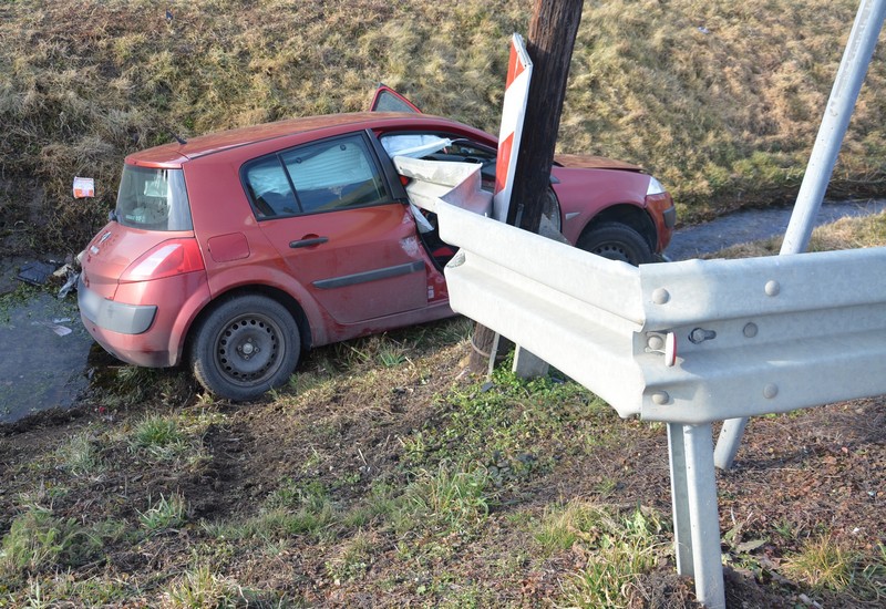 Roztrzaskał się o barierki ochronne. PRZEBIŁO jego pojazd - ZGINĄŁ - Zdjęcie główne