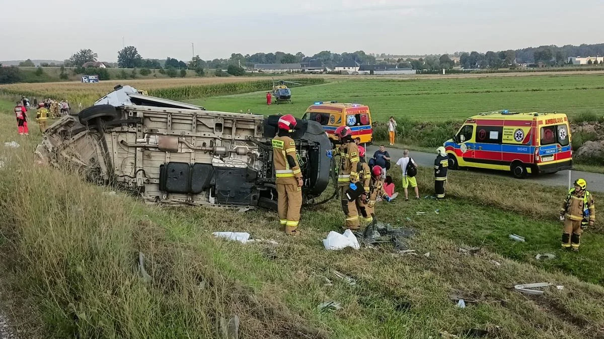 Poważny wypadek autokaru jadącego z Rzeszowa na autostradzie A4. Osiem osób rannych! [ZDJĘCIA] - Zdjęcie główne