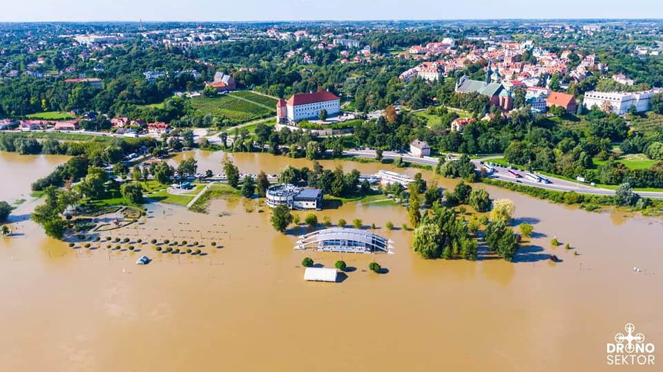 Wielka woda na Wiśle. Zobacz fotografie z lotu ptaka [ZDJĘCIA] - Zdjęcie główne