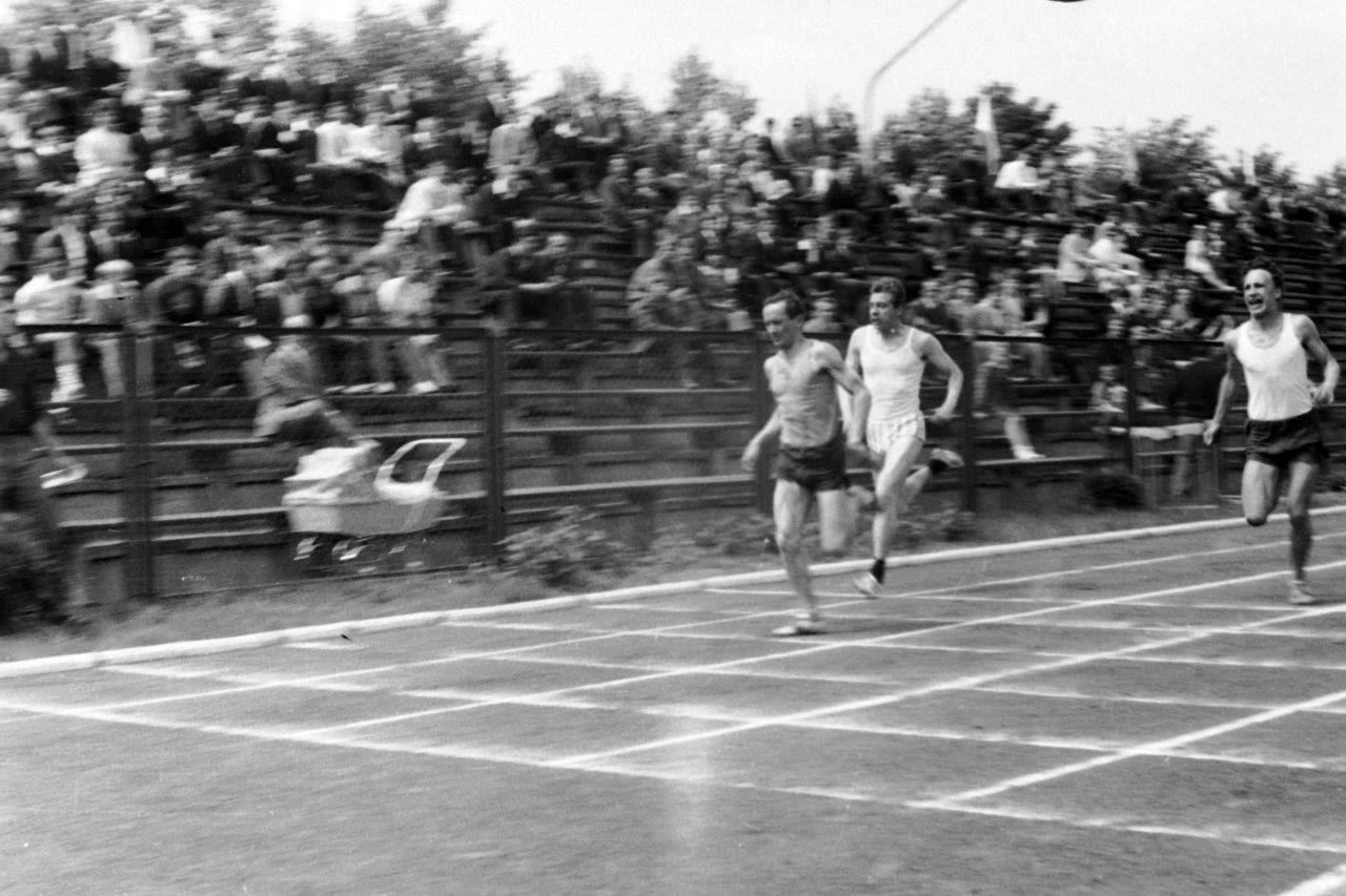 1965 rok zawody lekkoatletyczne w Mielcu - mecz Stal - Resovia fot. Piotr Gil