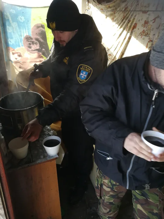 Strażnicy Miejscy z Rzeszowa pomagają osobom bezdomnym.