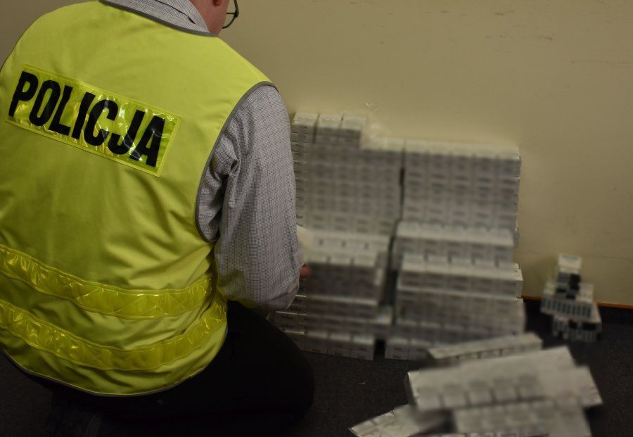 Chciał sprzedać prawie 600 paczek nielegalnych papierosów [FOTO] - Zdjęcie główne