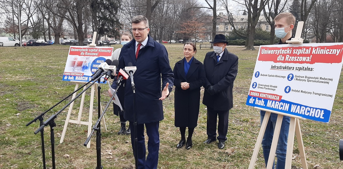 Poselsko-wyborcza konferencja Marcina Warchoła. Komitetu nie ma, plakaty są  - Zdjęcie główne