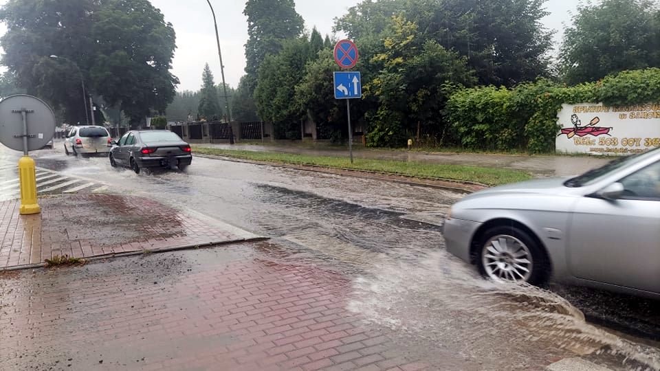 Burze na Podkarpaciu. Zalane ulice Sanoka, drzewa spadły na auta w Przemyślu [ZDJĘCIA, WIDEO] - Zdjęcie główne