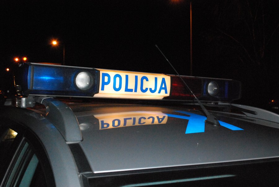 Po pijaku nieśli znaki drogowe przez miasto - Zdjęcie główne
