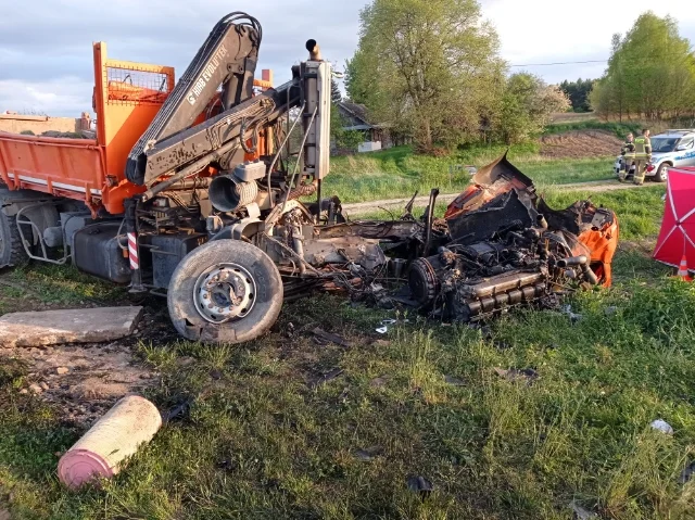 Śmierć na przejeździe kolejowym. Policja o wypadku w Tryńczy [NOWE ZDJĘCIA] - Zdjęcie główne