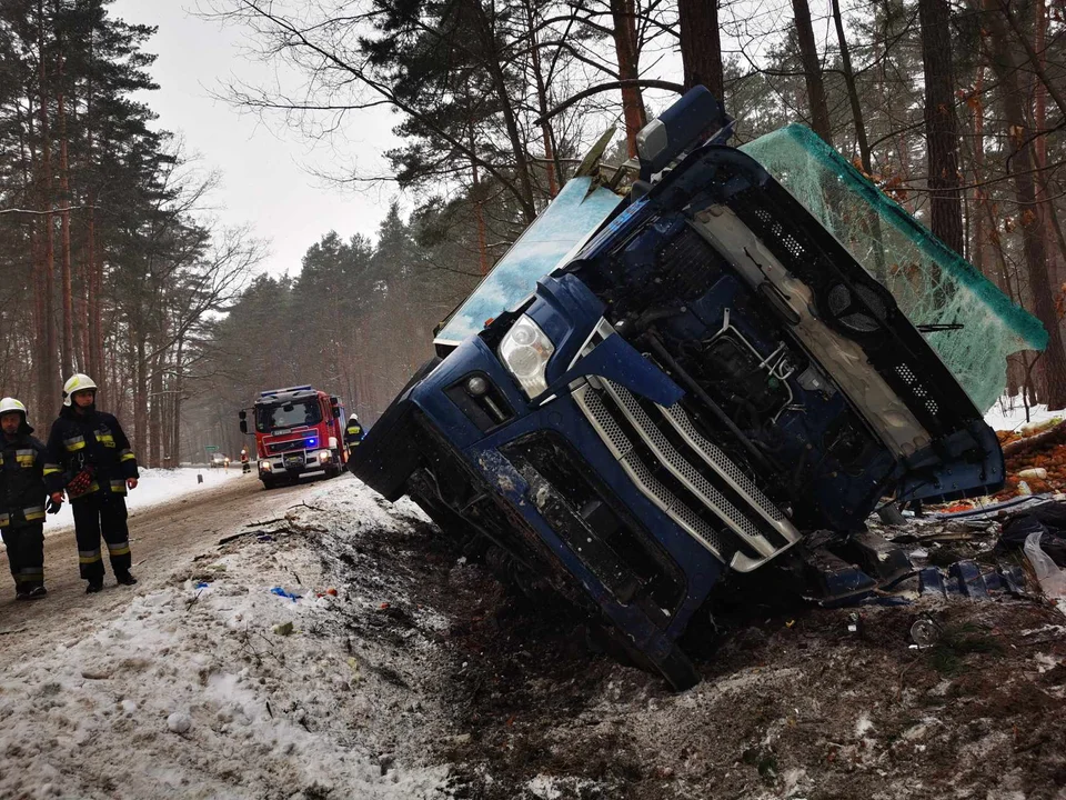 Tragiczny wypadek w Dobrej. Nie żyje kierowca ciężarówki! [ZDJĘCIA] - Zdjęcie główne