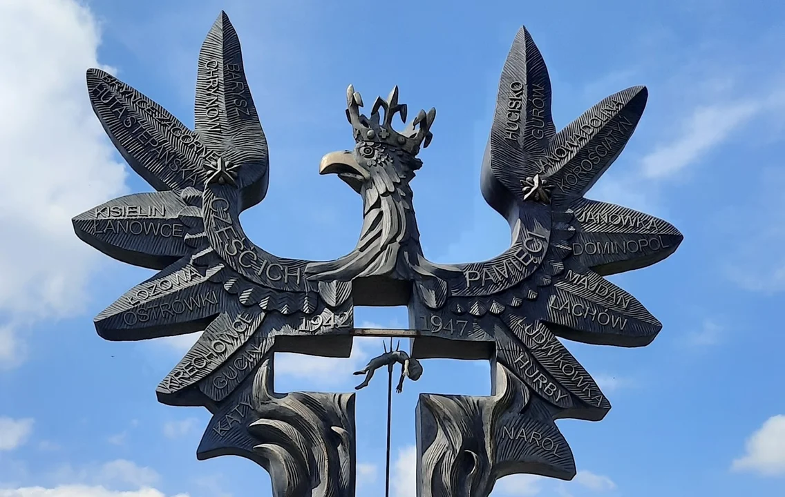 Przypominają krwawą kartę historii stosunków Polski z Ukrainą. W niedzielę w Domostawie uroczyste wmurowanie aktu erekcyjnego pod Pomnik Ofiar Rzezi Wołyńskiej - Zdjęcie główne
