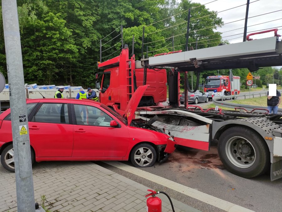 Zderzenie osobówki z ciężarówką. Jedna osoba w szpitalu [ZDJĘCIA] - Zdjęcie główne