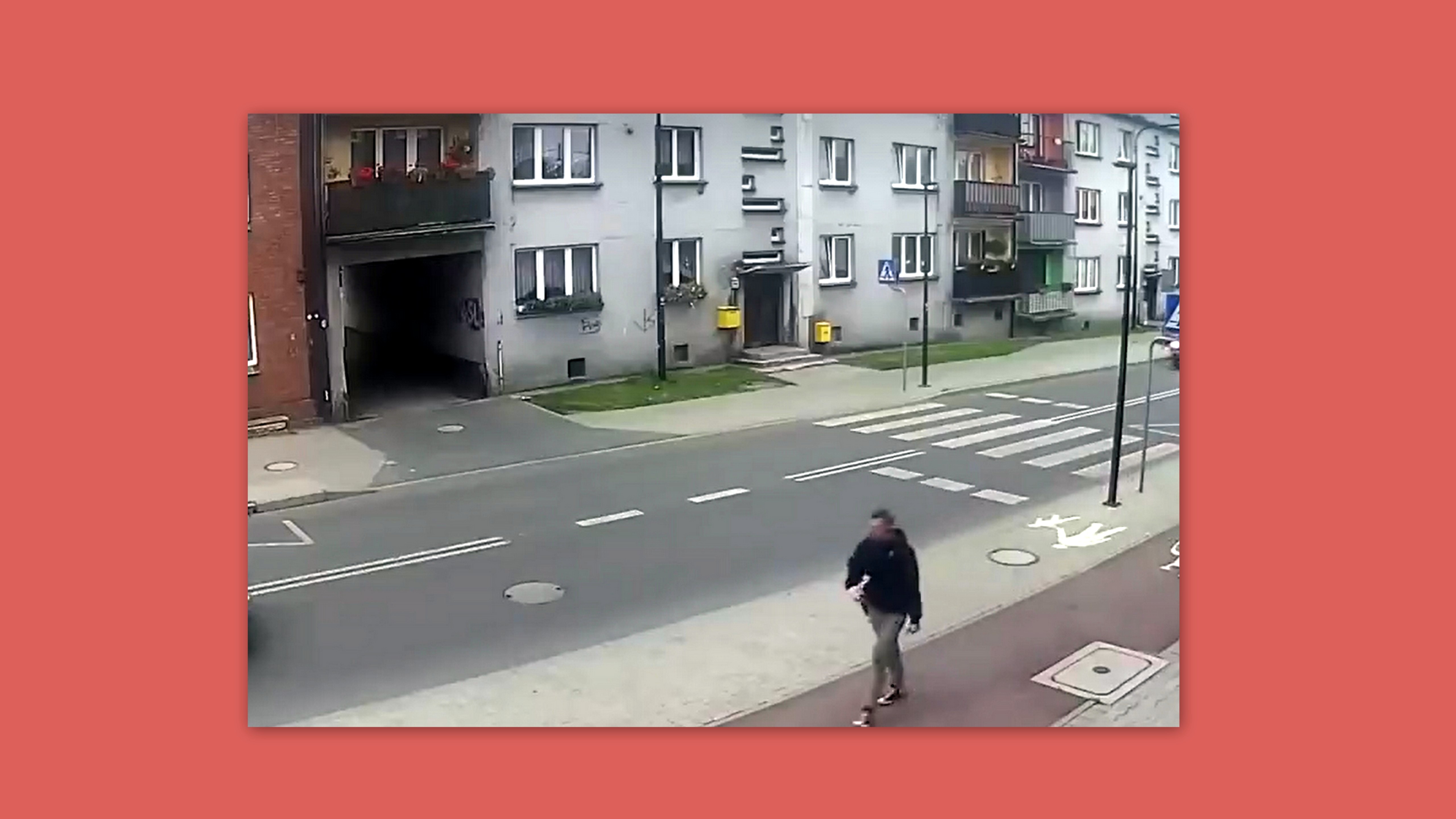 Naćpany 23-latek wjechał na chodnik. Pieszy ledwo uszedł z życiem!  [WIDEO] - Zdjęcie główne