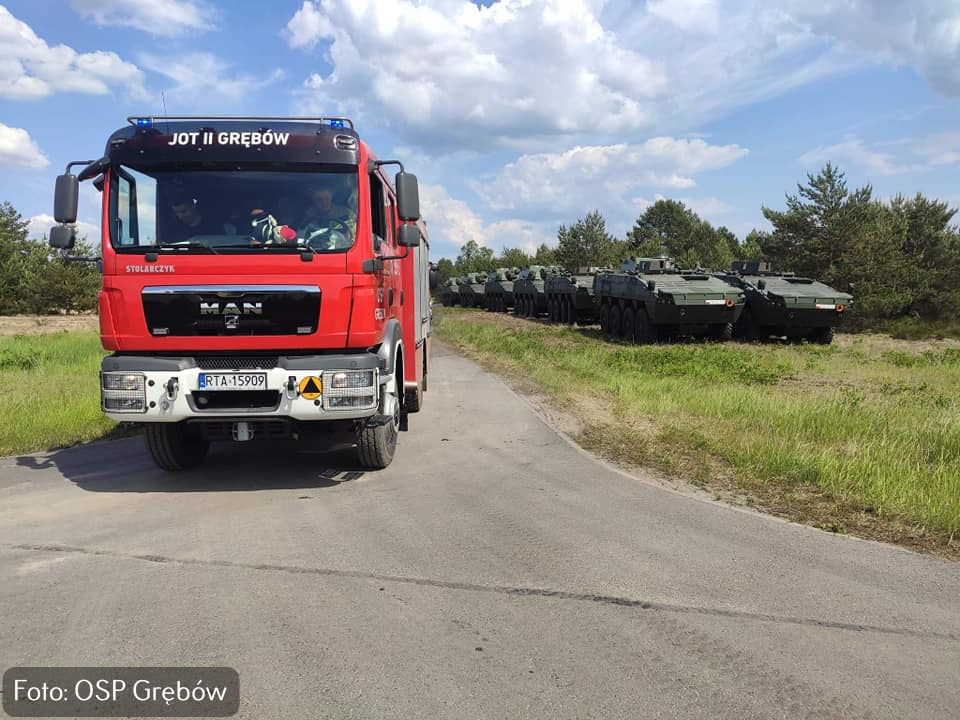 Pożar na poligonie w Nowej Dębie.