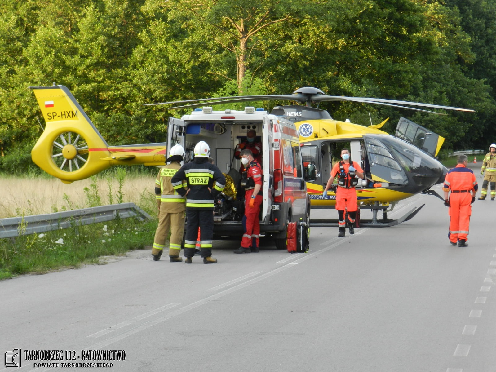Mężczyzna skoczył na główkę do przydomowego basenu. Na miejsce wezwano LPR.