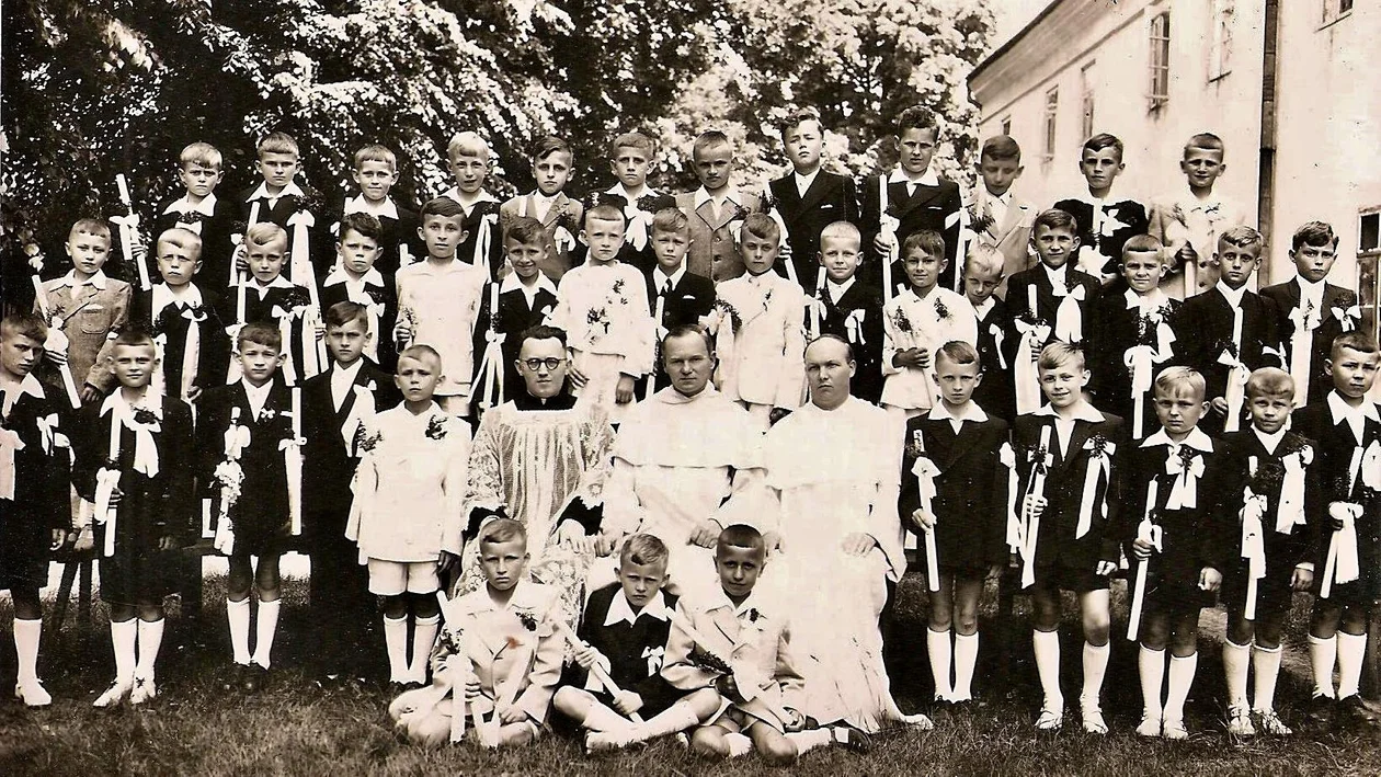 Pamiątkowe zdjęcie z Komunii Świętej wykonane przy kościele OO. Dominikanów w Tarnobrzegu (1954 rok)