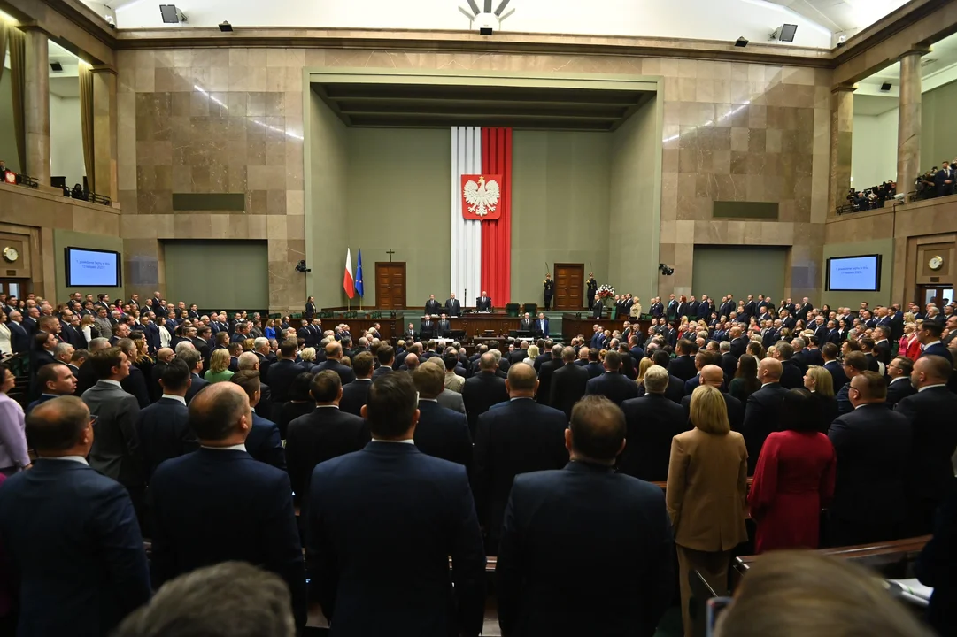 "Ślubuję, tak mi dopomóż Bóg". Posłowie z Podkarpacia na pierwszym posiedzeniu Sejmu. Gdzie siedzą na sali obrad? [RELACJA NA ŻYWO] - Zdjęcie główne