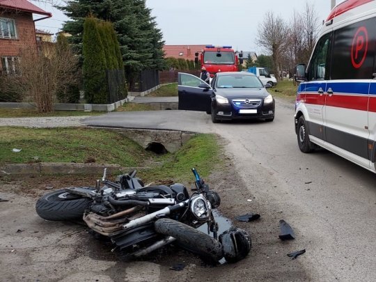 Motocykl uderzył w betonowy przepust. Kierowca i pasażerka trafili do szpitala! [MAPA] - Zdjęcie główne