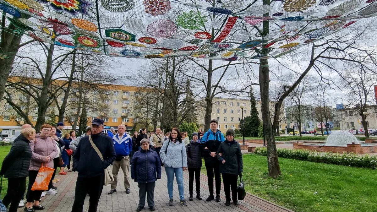 "Koronkowe Niebo" już wisi przy Placu Surowieckiego. Piękny finał akcji Fundacji Przystań i Damy Radę Tarnobrzeg [ZDJĘCIA] - Zdjęcie główne