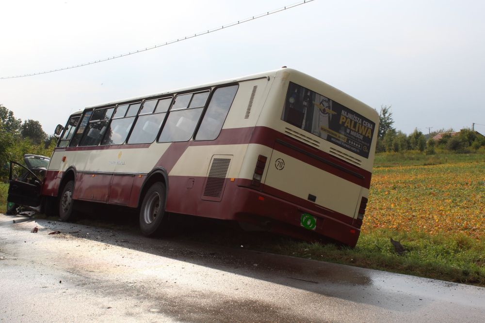 Trzy osoby ranne po zderzeniu autobusu z samochodem osobowym! - Zdjęcie główne