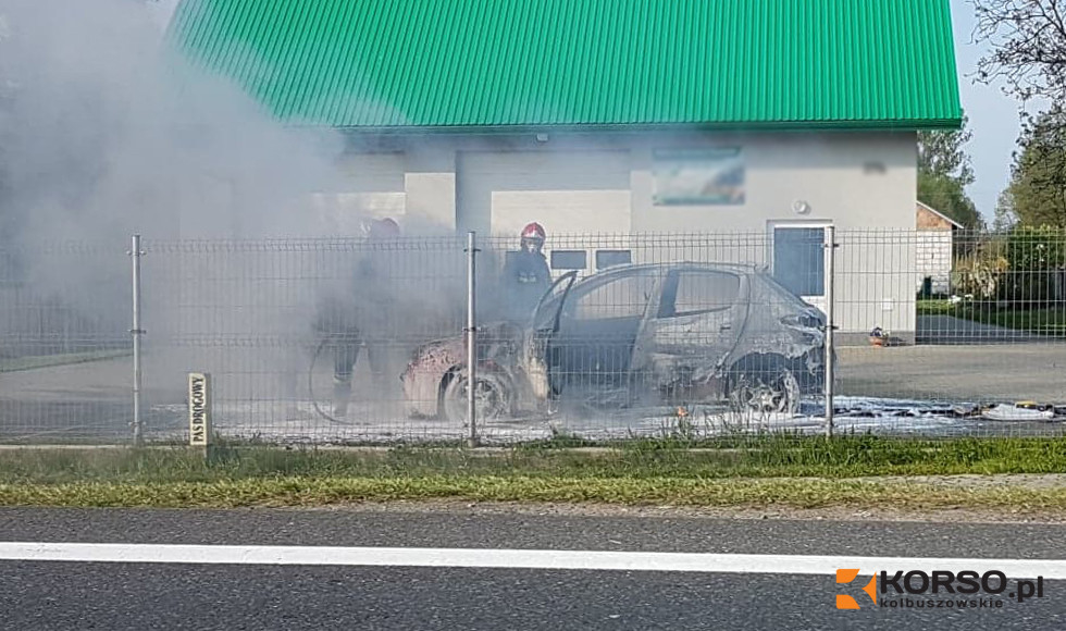 Samochód stanął w ogniu! Autem jechała kobieta z dzieckiem! [FOTO] - Zdjęcie główne